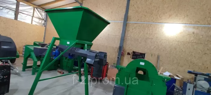 Hammer-type felling machine of the DM series with an unloading auger