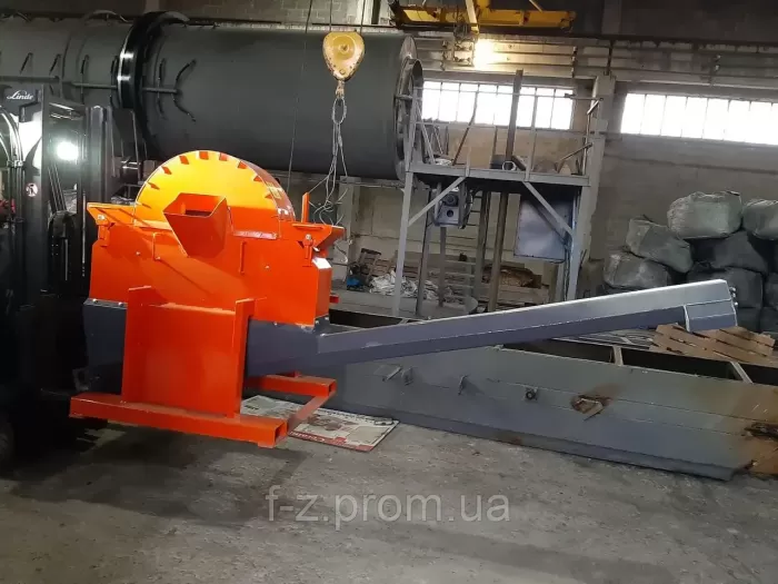 Hammer-type felling machine of the DM series with an unloading auger