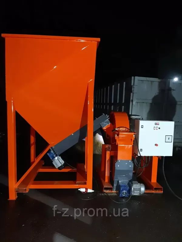 Hammer-type felling machine of the DM series with an unloading auger