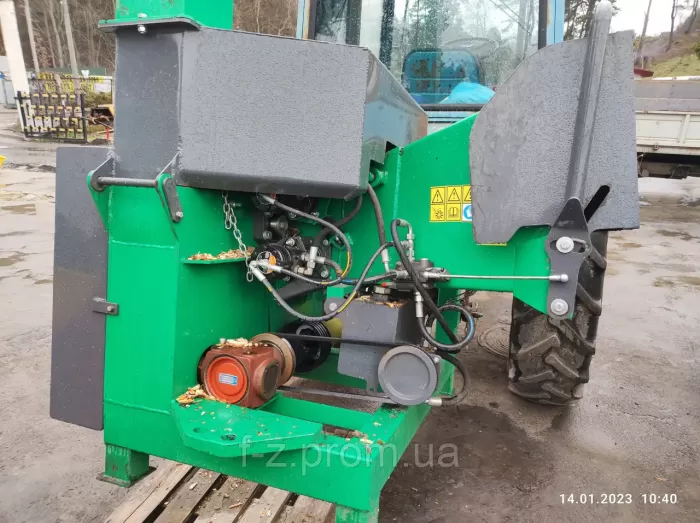 Сhopper RM180T Lateral with hydraulic feed. A tractor corner wood chipper with the possibility of attaching a trailer