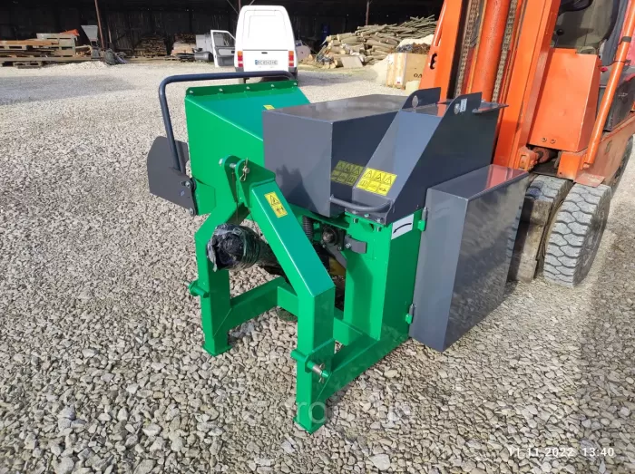 Сhopper RM180T Lateral with hydraulic feed. A tractor corner wood chipper with the possibility of attaching a trailer