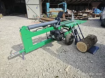 Hydraulic wood chopper K1000B gasoline with hydraulic supply of logs. Wood chopper industrial. Gasoline hydraulic woodcutter
